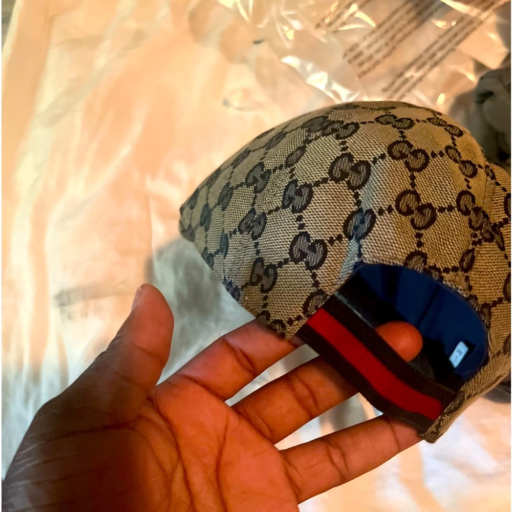 Authentic Gucci hat . Like new only worn twice.